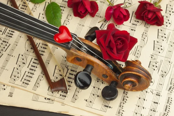 Old violin on wooden table. Detail of old violin. Invitation to the Violin Concerto. I love classical music. Sale of antique violins. — Stock Photo, Image