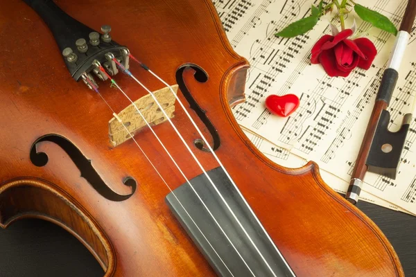 Vieux violon sur table en bois. Détail du vieux violon. Invitation au Concerto pour violon. J'adore la musique classique. Vente de violons anciens . — Photo