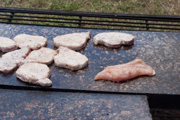 Барбекю свиные отбивные и курица на горячей гранитной столешнице. Летняя вечеринка с барбекю. Гриль на горячем камне . — стоковое фото