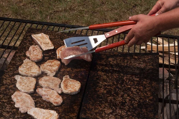 Barbecue koteletten en kip op een hete granieten aanrecht. Partij van de zomer met barbecue. Grillen op een hete steen. — Stockfoto