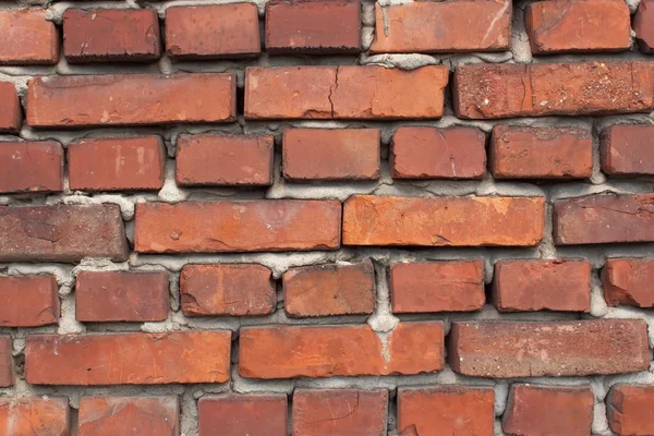 Vecchio muro di mattoni rossi. Mattone di argilla rossa. Muro di mattoni. Il vecchio muro di mattoni che si sbriciola. Mattoni e pietre nel vecchio muro. Il vecchio muro di mattoni crolla e la riparazione urgente è necessaria . — Foto Stock