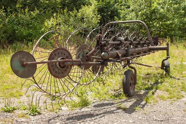 Old rusty Hay Turner.  Old agricultural equipment on hay. — Stock Photo, Image