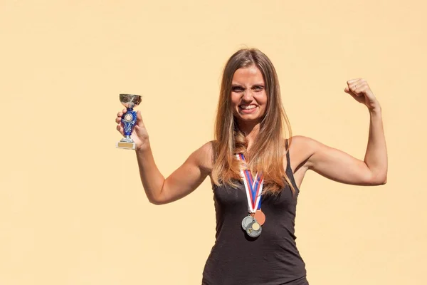 Bella ragazza e medaglie sportive. Campione sportivo. Premi per i risultati sportivi . — Foto Stock