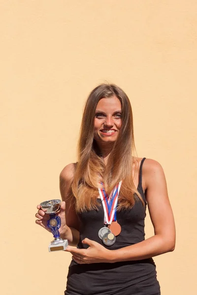Bella ragazza e medaglie sportive. Campione sportivo. Premi per i risultati sportivi . — Foto Stock