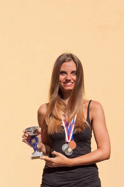 Menina bonita e medalhas de esportes. Campeão desportivo. Prémios por realizações desportivas . — Fotografia de Stock