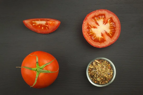 Rijpe tomaten met kruiden op een houten bord. Het kweken van groenten. — Stockfoto