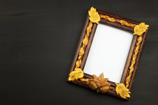 Frame for photos with oak leaves on a wooden background. Wish on a postcard. — Stock Photo, Image