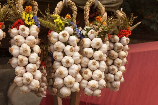 在室外的农民市场发售的有机大蒜。销售为一体的大蒜在市场. — 图库照片
