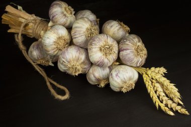 Sarımsak örgü. Sağlıklı gıda. Satış sarımsak.