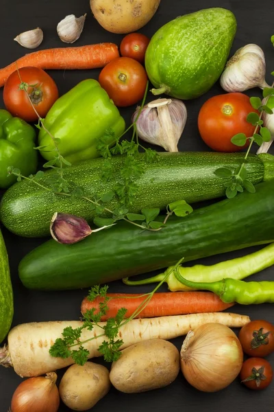 Vari tipi di verdure su un vecchio tavolo di legno. Vendite di verdure fresche. Integratori alimentari per atleti . — Foto Stock
