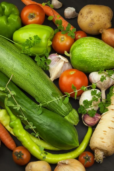 Vari tipi di verdure su un vecchio tavolo di legno. Vendite di verdure fresche. Integratori alimentari per atleti . — Foto Stock