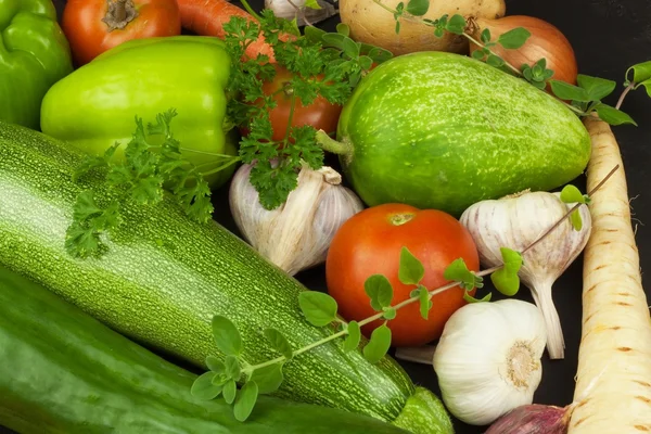 Vari tipi di verdure su un vecchio tavolo di legno. Vendite di verdure fresche. Integratori alimentari per atleti . — Foto Stock