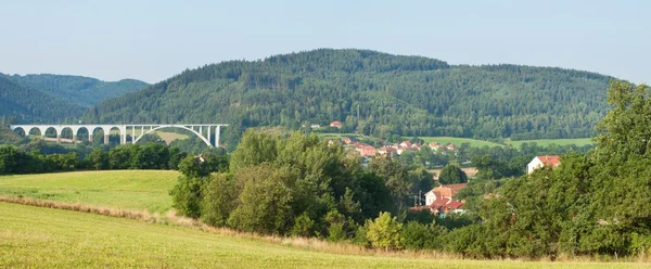 Mattina vista panoramica del villaggio ceco "Dolni Loucky". Ponte ferroviario. Veduta del tipico paesaggio ceco negli altopiani . — Foto Stock