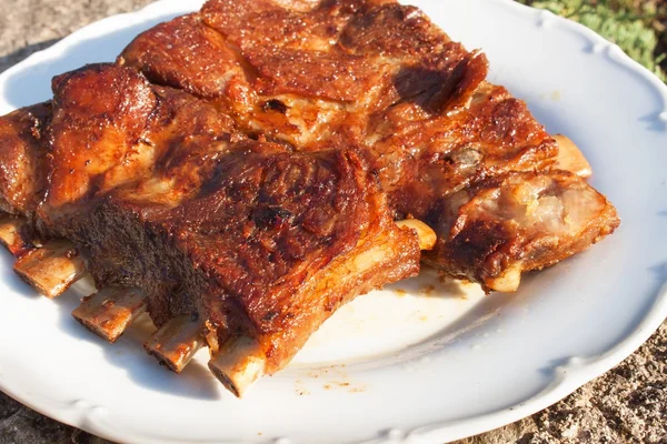 Costolette di maiale alla griglia. Costolette alla griglia marinate su una festa estiva. Sera ad una festa . — Foto Stock