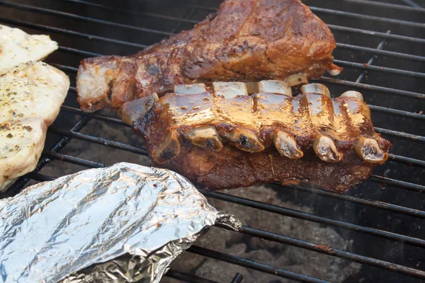 Grillezett sertésborda a grill. Pácolt grillezett bordák egy nyári partin. Este egy partin. — Stock Fotó