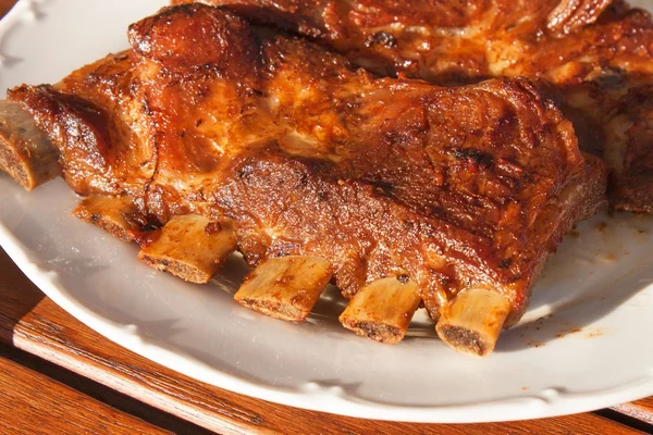 Costillas de cerdo a la parrilla. Costillas asadas marinadas en una fiesta de verano. Noche en una fiesta . —  Fotos de Stock