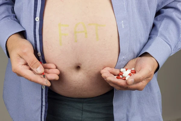 Tratamiento de la obesidad. Hombre gordo con jeringa que se inyecta insulina en casa. Peligro de obesidad para la salud. Tratamiento de la diabetes . — Foto de Stock