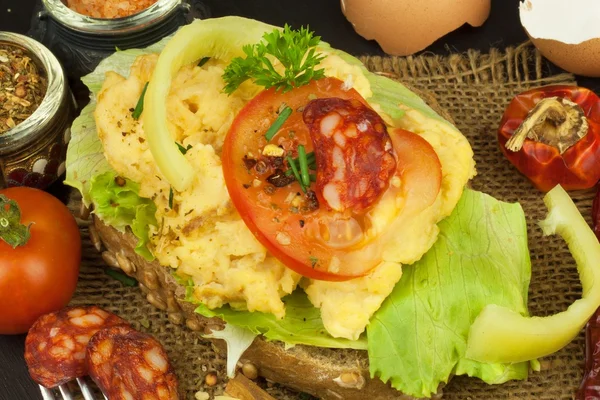 Färsk äggröra på solros bröd. Hälsosam mat. Inhemska matlagningen. Ägg för ett mellanmål. Dietmat. Rostat bröd med äggröra. — Stockfoto
