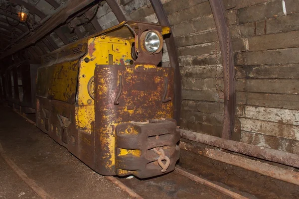 Gruvan järnvägen i hjälpsamma. Moderna kolgruva. Verkliga underjordiska post gruvan belyst tunnel . — Stockfoto