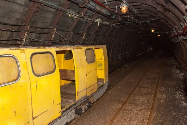 Gruvan järnvägen i hjälpsamma. Moderna kolgruva. Verkliga underjordiska post gruvan belyst tunnel . — Stockfoto