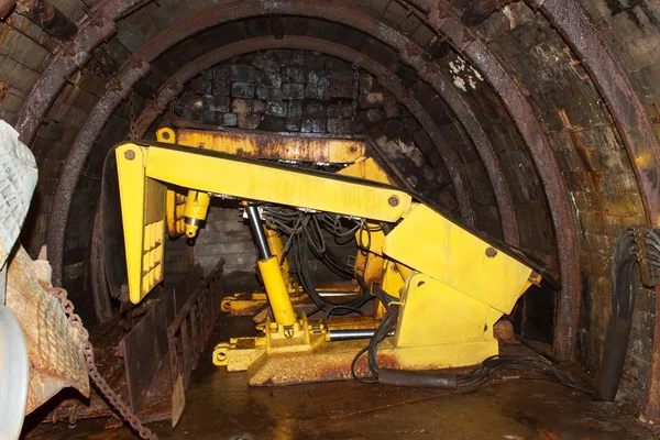 Ferrocarril minero en el subsuelo. Mina de carbón moderna. Poste subterráneo real mina túnel iluminado  . — Foto de Stock