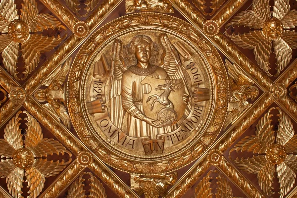 Bojnice, Slovakya - 21 Ağustos 2015: Melek Bojnice Kalesi'nde altın salonda tavan. Bojnice Slovak Cumhuriyeti tarihi kale. 12. yüzyılda kale inşa.