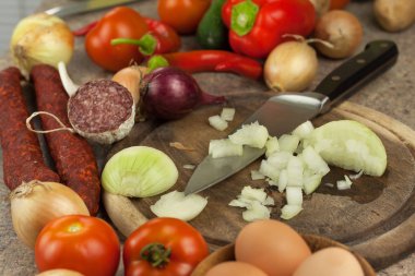 Soğan ve domates dilimleme. Diyet yemek hazırlama. Şef salata sebze Dilimleme.