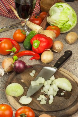 Soğan ve domates dilimleme. Diyet yemek hazırlama. Şef salata sebze Dilimleme.