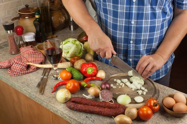 Trancher les oignons et les tomates. Préparation des repas diététiques. Chef tranchant des légumes pour une salade . — Photo