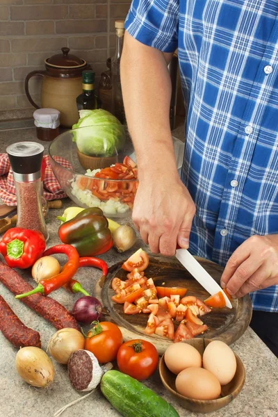 Trancher les oignons et les tomates. Préparation des repas diététiques. Chef tranchant des légumes pour une salade . — Photo