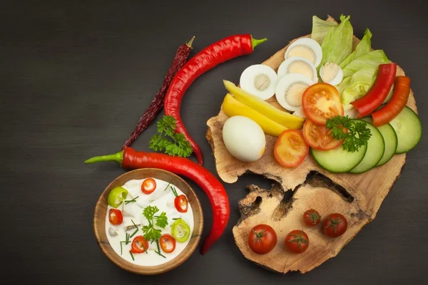 Frisches Gemüse für Snacks mit Dressing. Dip für Gemüse. gesunde Ernährung Mahlzeit zum Abendessen. Gemüse in der heimischen Küche zubereiten. — Stockfoto