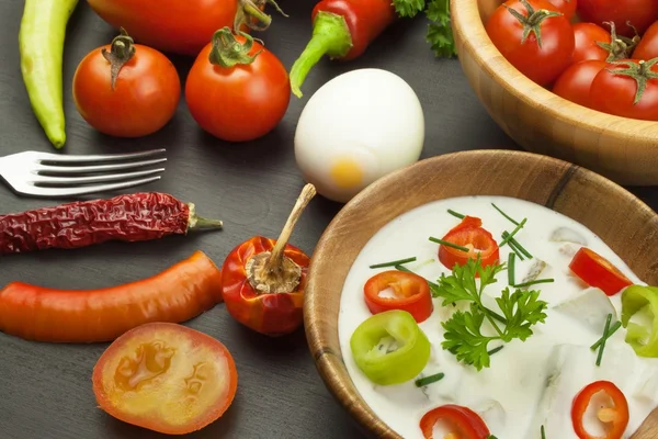 Frisches Gemüse für Snacks mit Dressing. Dip für Gemüse. gesunde Ernährung Mahlzeit zum Abendessen. Gemüse in der heimischen Küche zubereiten. — Stockfoto