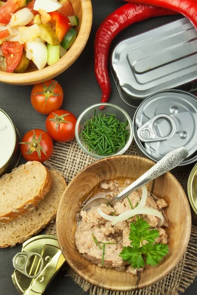 Atún triturado enlatado. La industria pesquera, el pescado enlatado. Comida dietética. Atún enlatado. Cuenco con atún enlatado. Preparación alimentaria doméstica . —  Fotos de Stock