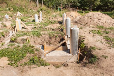 Evin beton temeller. Küçük bir müstakil ev inşaatı. Ev şantiye.