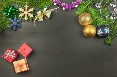 Noel arka plan. Dekorasyon ahşap oyun tahtası ile Noel köknar ağacı. Noel topları ve dekorasyon ahşap masa üzerinde arka plan