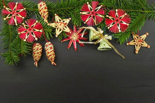 크리스마스 배경입니다. 나무 보드에 장식으로 크리스마스 전나무 나무. 공 및 나무 테이블 장식 크리스마스 배경 — 스톡 사진