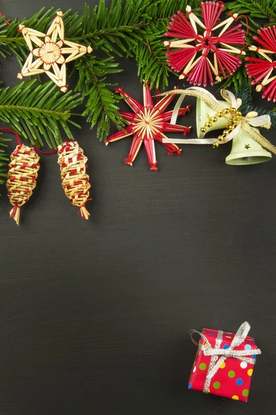 크리스마스 배경입니다. 나무 보드에 장식으로 크리스마스 전나무 나무. 공 및 나무 테이블 장식 크리스마스 배경 — 스톡 사진