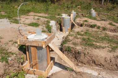 İnşaat alanında. Bir ev temelleri. Evin beton temeller. Küçük bir müstakil ev inşaatı.