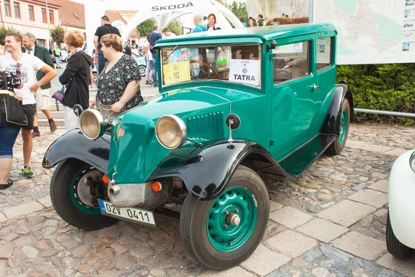 Tisnov, Republika Czeska - 3 września 2016: tradycyjne spotkanie miłośników zabytkowych samochodów i motocykli. Wystawa starych samochodów w mieście placu Tisnov. Wszystko z weteranów samochody — Zdjęcie stockowe