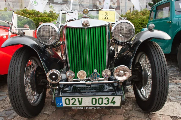 TISNOV, CZECH REPUBLIC - SEPTEMBER 3, 2016:  The traditional meeting of fans of vintage cars and motorbikes. An exhibition of old cars in the town square of Tisnov. Detail of veteran cars — Stock Photo, Image