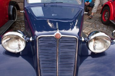 Tisnov, Çek Cumhuriyeti - 3 Eylül 2016: vintage otomobil ve motosiklet hayranları geleneksel toplantı. Eski Şehir Meydanı Tisnov otomobillerde oluşan bir sergi. Ayrıntı kıdemli otomobil