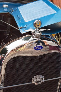 Tisnov, Çek Cumhuriyeti - 3 Eylül 2016: vintage otomobil ve motosiklet hayranları geleneksel toplantı. Eski Şehir Meydanı Tisnov otomobillerde oluşan bir sergi. Ayrıntı kıdemli otomobil