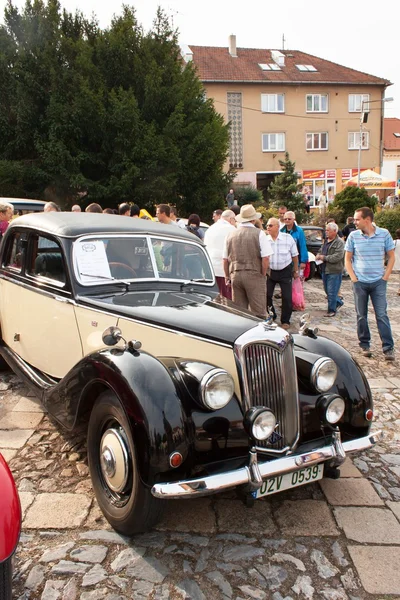 Tisnov, Republika Czeska - 3 września 2016: tradycyjne spotkanie miłośników zabytkowych samochodów i motocykli. Wystawa starych samochodów w mieście placu Tisnov. Wszystko z weteranów samochody — Zdjęcie stockowe