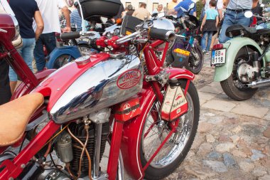 Tisnov, Çek Cumhuriyeti - 3 Eylül 2013: vintage otomobil ve motosiklet hayranları geleneksel toplantı. Model: Jawa 350 Ohv