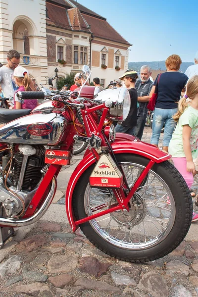 Tisnov, Republika Czeska - 3 września 2013: tradycyjne spotkanie miłośników zabytkowych samochodów i motocykli. Model: Jawa 350 Ohv — Zdjęcie stockowe