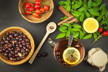 Kuşburnu çayı fincan sıcak. Geleneksel tedavi soğuk algınlığı ve grip. Şifalı bitkiler.