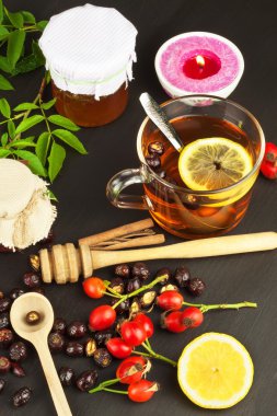 Kuşburnu çayı fincan sıcak. Geleneksel tedavi soğuk algınlığı ve grip. Şifalı bitkiler.