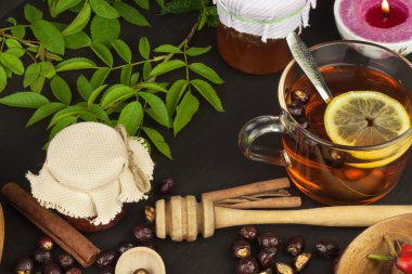 Kuşburnu çayı fincan sıcak. Geleneksel tedavi soğuk algınlığı ve grip. Şifalı bitkiler.