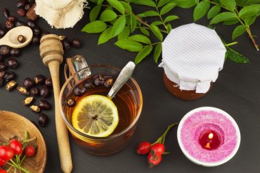 Kuşburnu çayı fincan sıcak. Geleneksel tedavi soğuk algınlığı ve grip. Şifalı bitkiler.