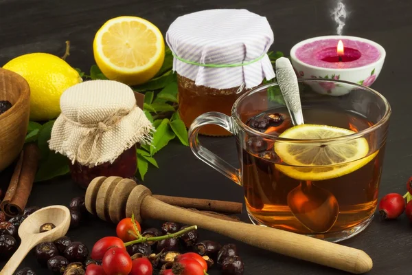 Chávena quente de chá de rosa mosqueta. Tratamento tradicional de resfriados e gripe. Plantas medicinais . — Fotografia de Stock